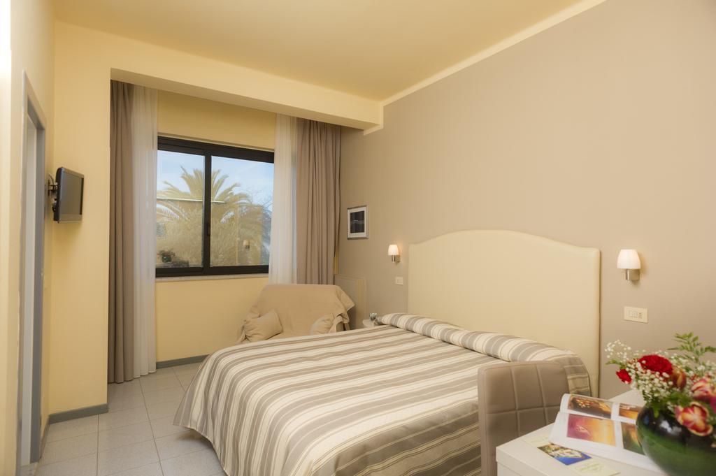 Hotel Gemma Del Mare マリーナ・ディ・ピエトラサンタ エクステリア 写真