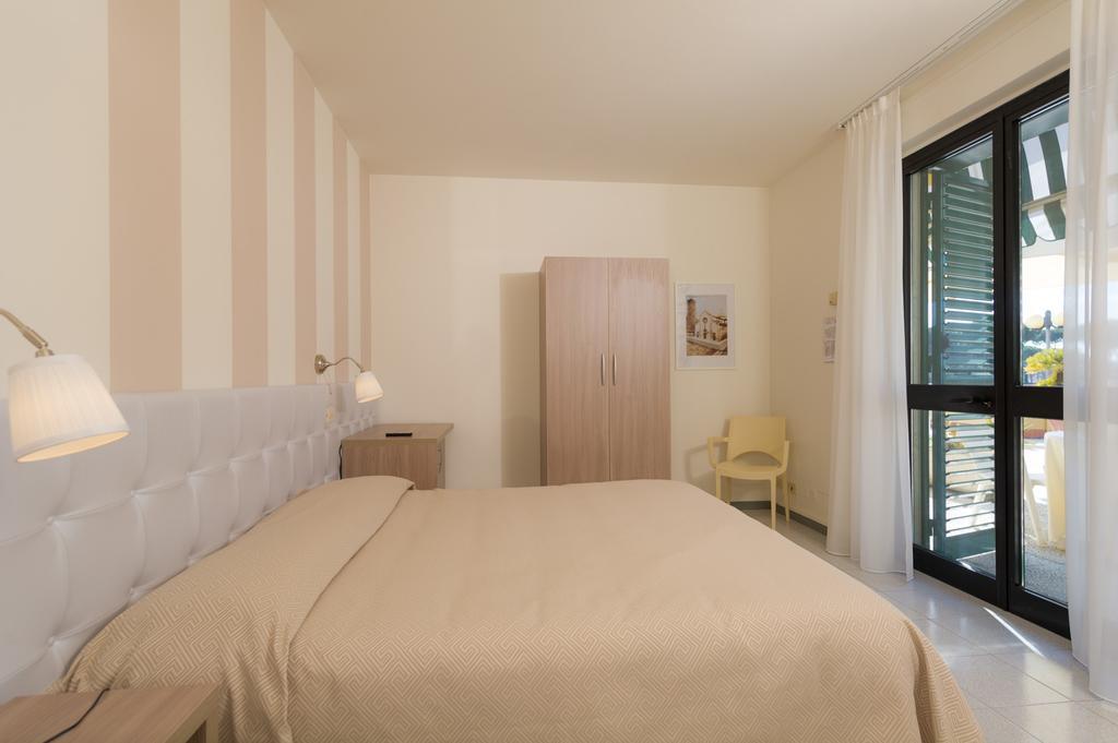 Hotel Gemma Del Mare マリーナ・ディ・ピエトラサンタ エクステリア 写真